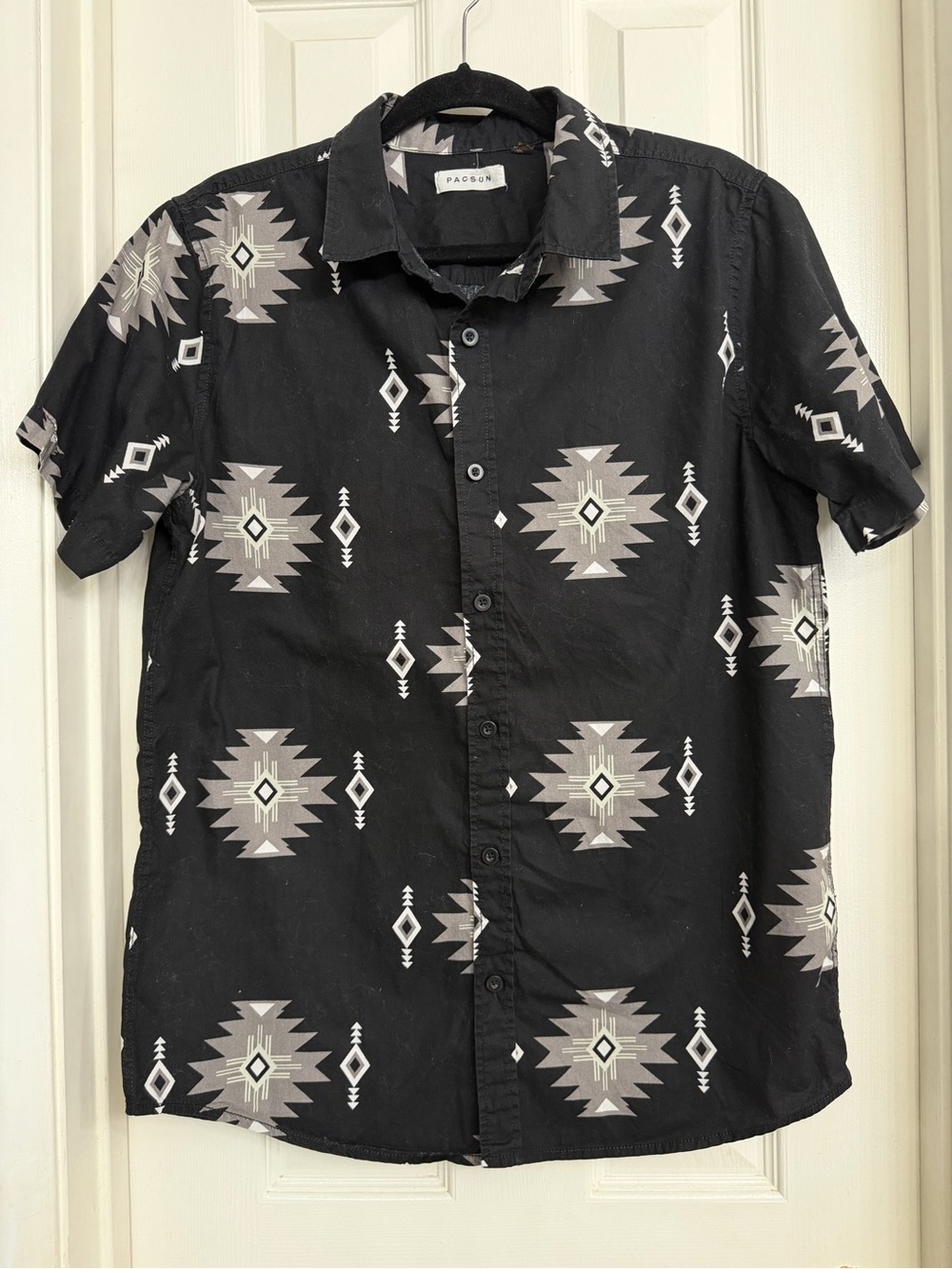 7122 PacSun Black Geo Print Short-Sleeve Button-Down Shirt Size M